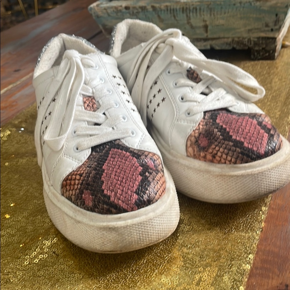 Trendy White Sneakers with Pink Snake Print